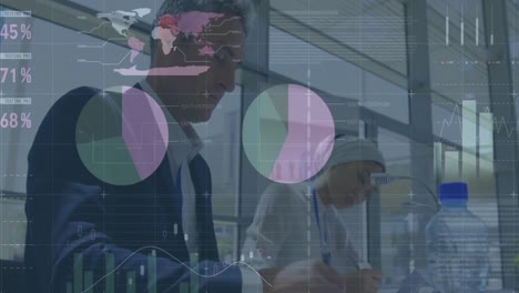 animación del procesamiento de datos sobre diversas personas de negocios en la oficina