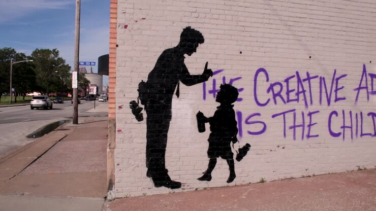 Stencil di un uomo che rimprovera un bambino nell'ambito di un progetto di arte pubblica.