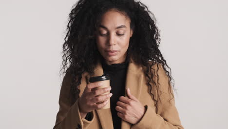 una joven mujer de negocios disfrutando de un capuchino.