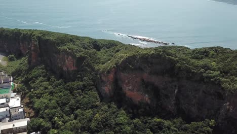 Vista-Aérea-De-La-Colina-De-Piedra-Caliza-Y-El-Acantilado-Empinado-Junto-Al-Mar-Del-Norte-De-China,-Frente-Al-Mar-Del-Norte-De-Taiwán-Cerca-Del-Geoparque-Yehliu