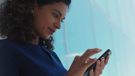 mujer de negocios independiente que usa un teléfono inteligente enviando mensajes de texto mujer ejecutiva chequeando correos electrónicos navegando mensajes en el teléfono móvil en la oficina