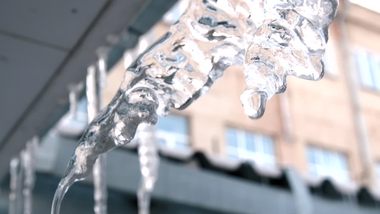 지붕에서 매달린 얼음