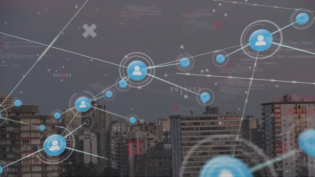 animación de iconos conectados, cambios de números y lenguaje informático, edificios modernos contra el cielo