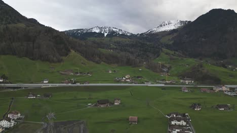 hiperlapso aéreo, tráfico en la carretera y paisaje verde de los alpes suizos, toma de avión no tripulado