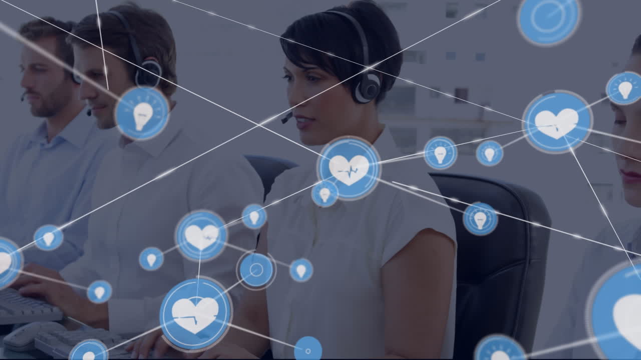 사무실에서 컴퓨터에서 일하는 다양한 고객 대표에 대한 연결된 아이콘의 애니메이션