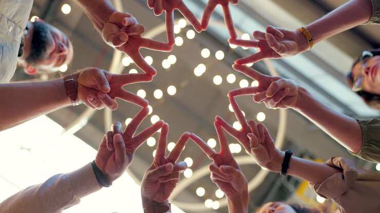 Manos en grupo, signo de estrella y equipo de negocios unido