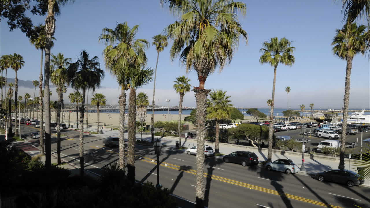 산타바바라 캘리포니아의 카브릴로 블러바드에서 자동차가 운전할 때 안개의 시간 경과