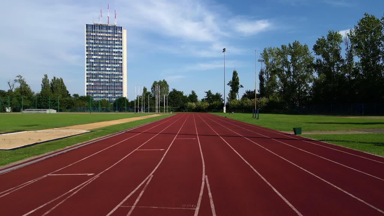 Luftaufnahme von Stadionlaufbahnen im Sommer