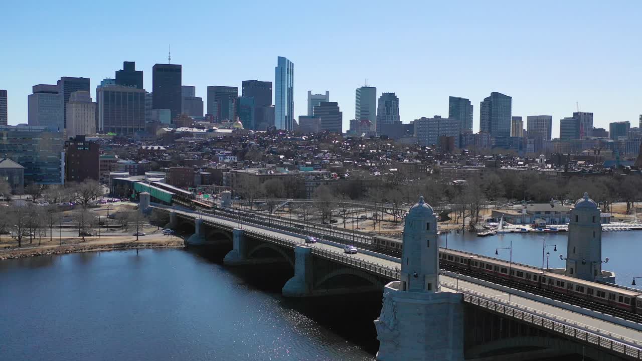 롱펠로우 다리와 지하철이 교차하는 매사추세츠 보스턴의 공중 도시 스카이라인 구축 3