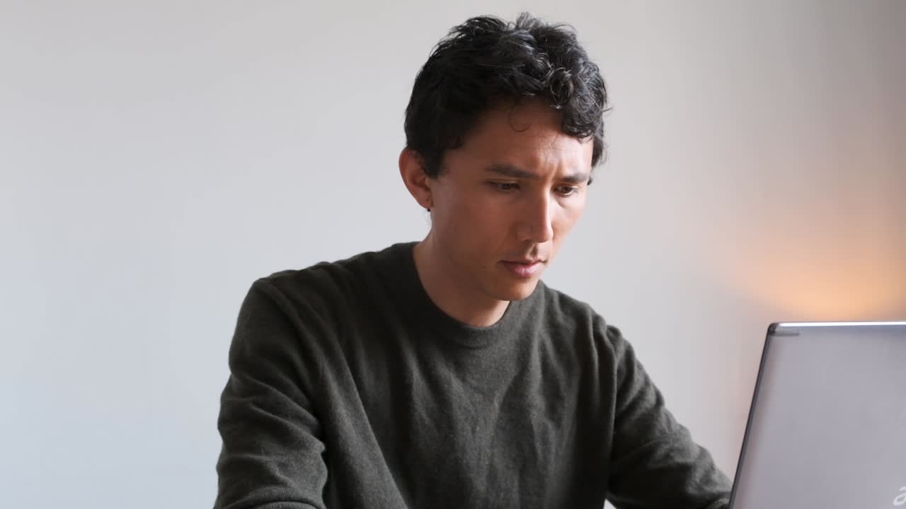 그의 컴퓨터에서 작업 하는 심각한 유라시아 혼혈 남자