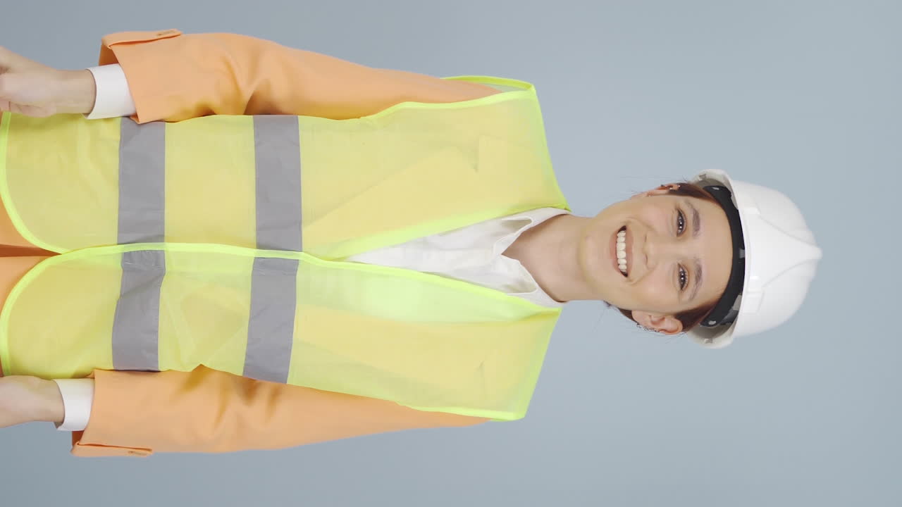 el video vertical del ingeniero sosteniendo el proyecto se ríe.