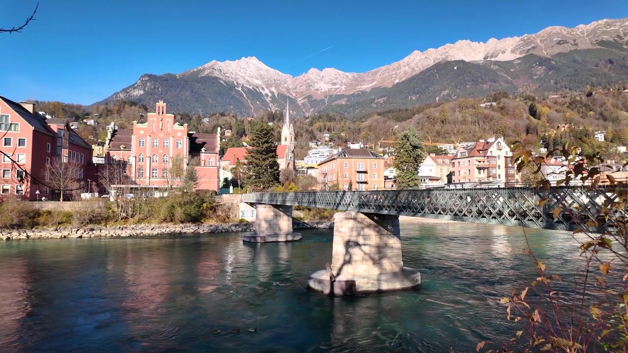Blick auf Innsbruck mit Inn und St.-Nikolaus-Kirche, Österreich.