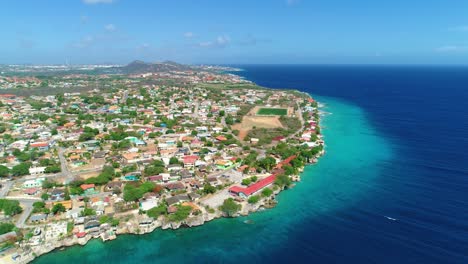 ascensão aérea gradual acima da costa de curaçao mostrando o recife interno e a queda profunda