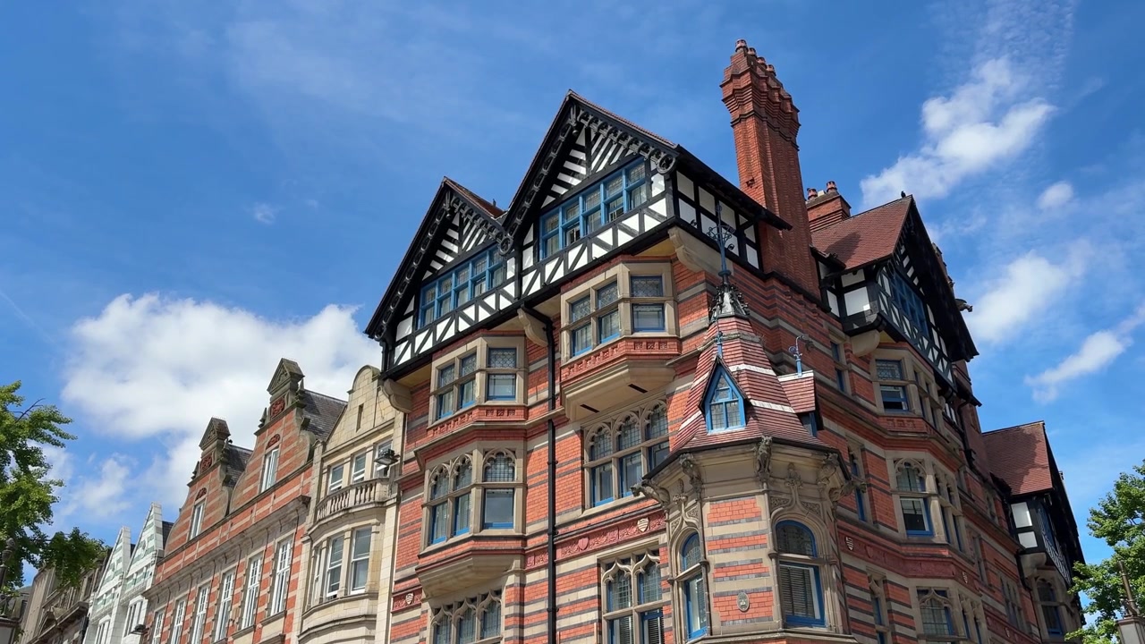 Piękny widok zabytkowego budynku na Starym Rynku w centrum Nottingham, Nottinghamshire, prezentujący klasyczną angielską architekturę i dziedzictwo miejskie.