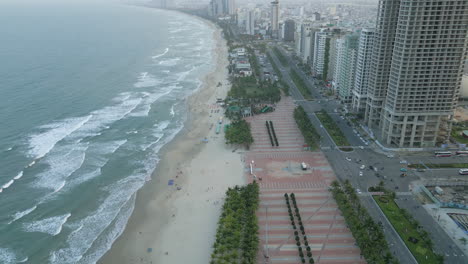 Animada-Playa-De-Son-Tra-Con-Brumosa-Puesta-De-Sol-Por-La-Tarde-En-Danang-Vietnam-Pan-Up