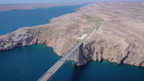 Toma-Aérea-Que-Revela-El-Puente-De-La-Isla-De-Pag,-Croacia