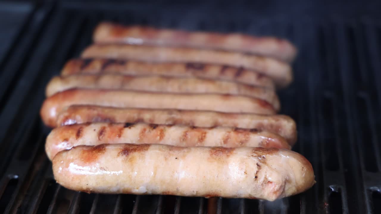 salchichas cocinadas uniformemente en una parrilla caliente