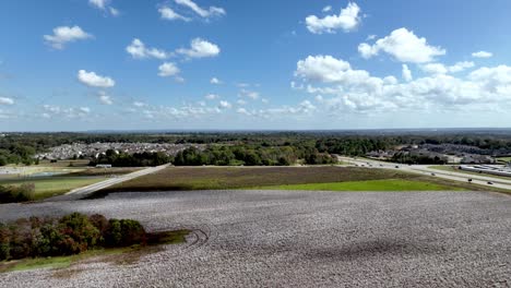 retiro aéreo sobre los campos de algodón cerca de montgomery alabama