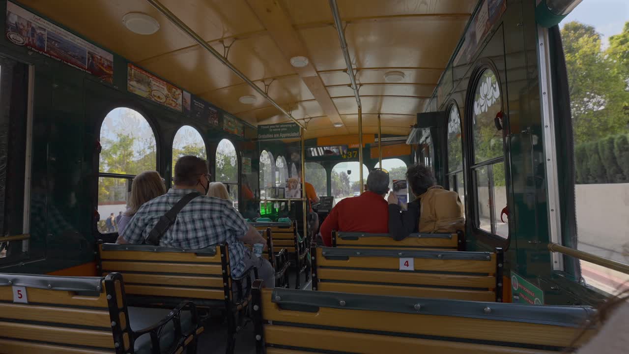 캘리포니아 샌디에이고에서 야외 트롤리를 타는 사람들