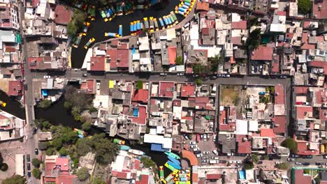 Panoramablick-Auf-Xochimilco:-Erleben-Sie-Die-Kanäle,-Die-Lebhaften-Trajineras-Und-Die-üppige-Umgebung