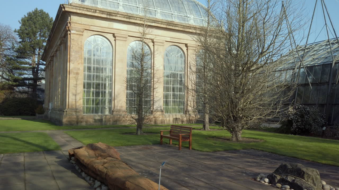 화창한 날 스코틀랜드 에든버러의 왕립 식물원에 있는 온실 체험 건물로 이동