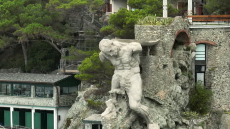 이탈리아 몬테로소 알 마레 (monterosso al mare) 의 거인 (giant) 이라는 이름으로 알려진 il gigante 동상.
