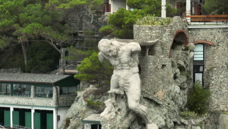 la estatua il gigante, también conocida como gigante de monterosso, en monterosso al mare, italia con video de drone tirando hacia atrás