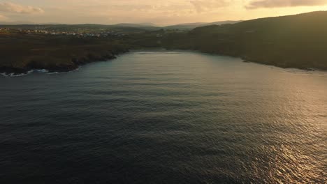 Volando-Sobre-El-Mar-En-Calma-Durante-La-Puesta-De-Sol-En-Malpica,-A-Coruña,-España