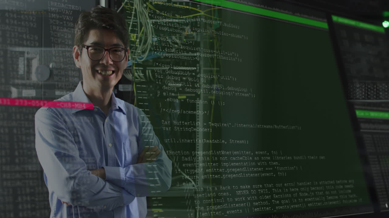 animación del procesamiento de datos sobre un trabajador masculino asiático en la sala del servidor