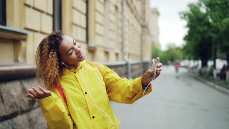 una mujer joven tomando una selfie en una calle de la ciudad