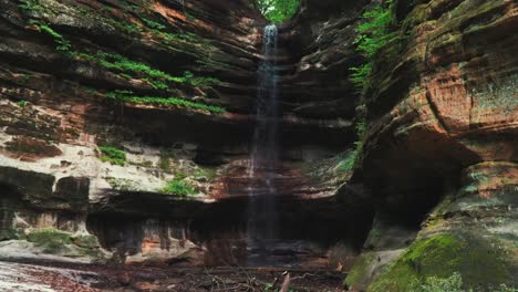 Langer-Rieselnder-Wasserfall-Eine-Felsige,-Ruhige-Klippe-Hinunter