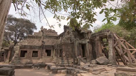 impresionantes paredes talladas en el complejo del templo de angkor wat