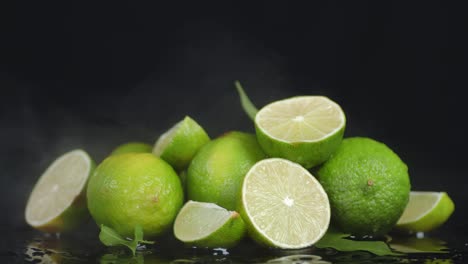 limas maduras y jugosas con vapor fresco.