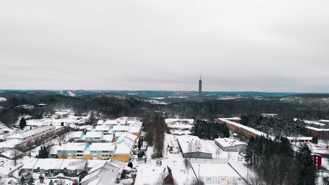 극한의 겨울 동안 시골 교외에 있는 눈 덮힌 오두막과 나무 위로 공중 상승