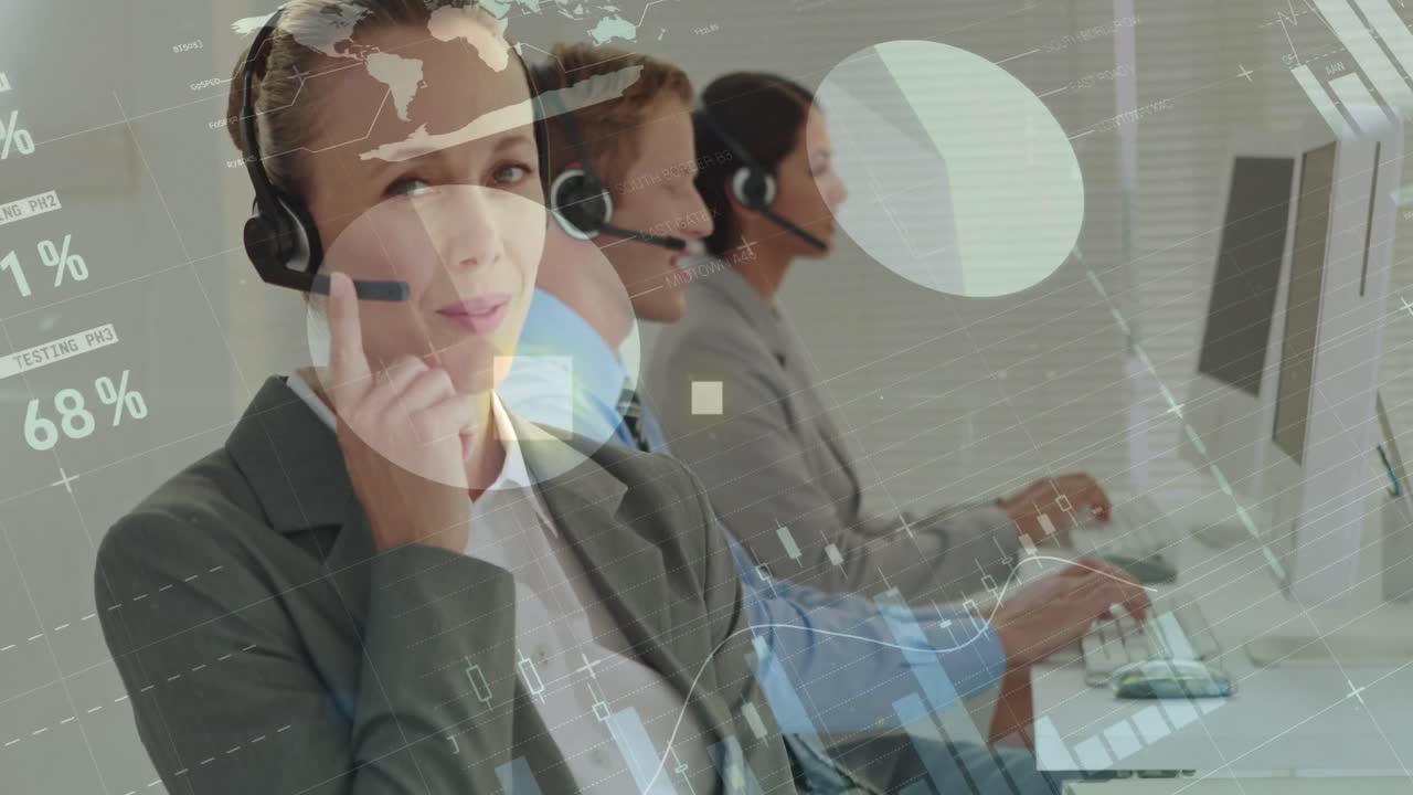 animación del procesamiento de datos financieros sobre diversas personas de negocios que usan auriculares telefónicos