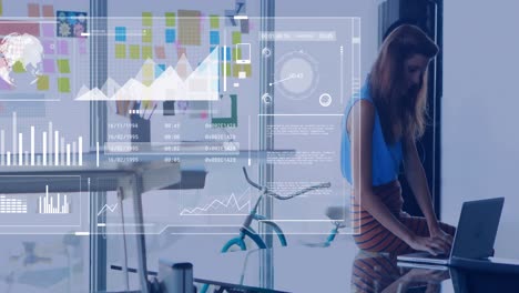 animación del procesamiento de datos sobre mujer de negocios caucásica en la oficina
