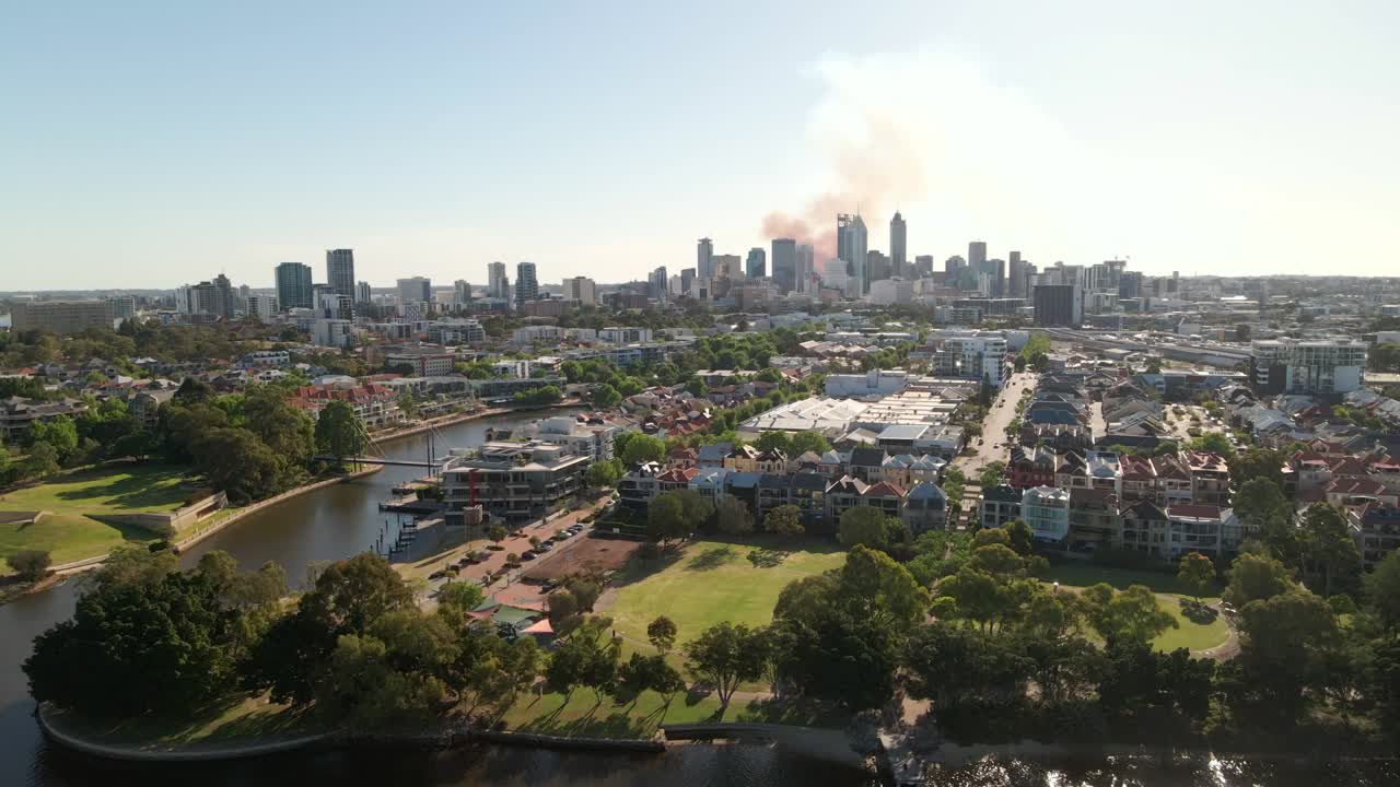 화재로 인한 연기가 배경인 퍼스 cbd의 항공 촬영을 추적합니다.
