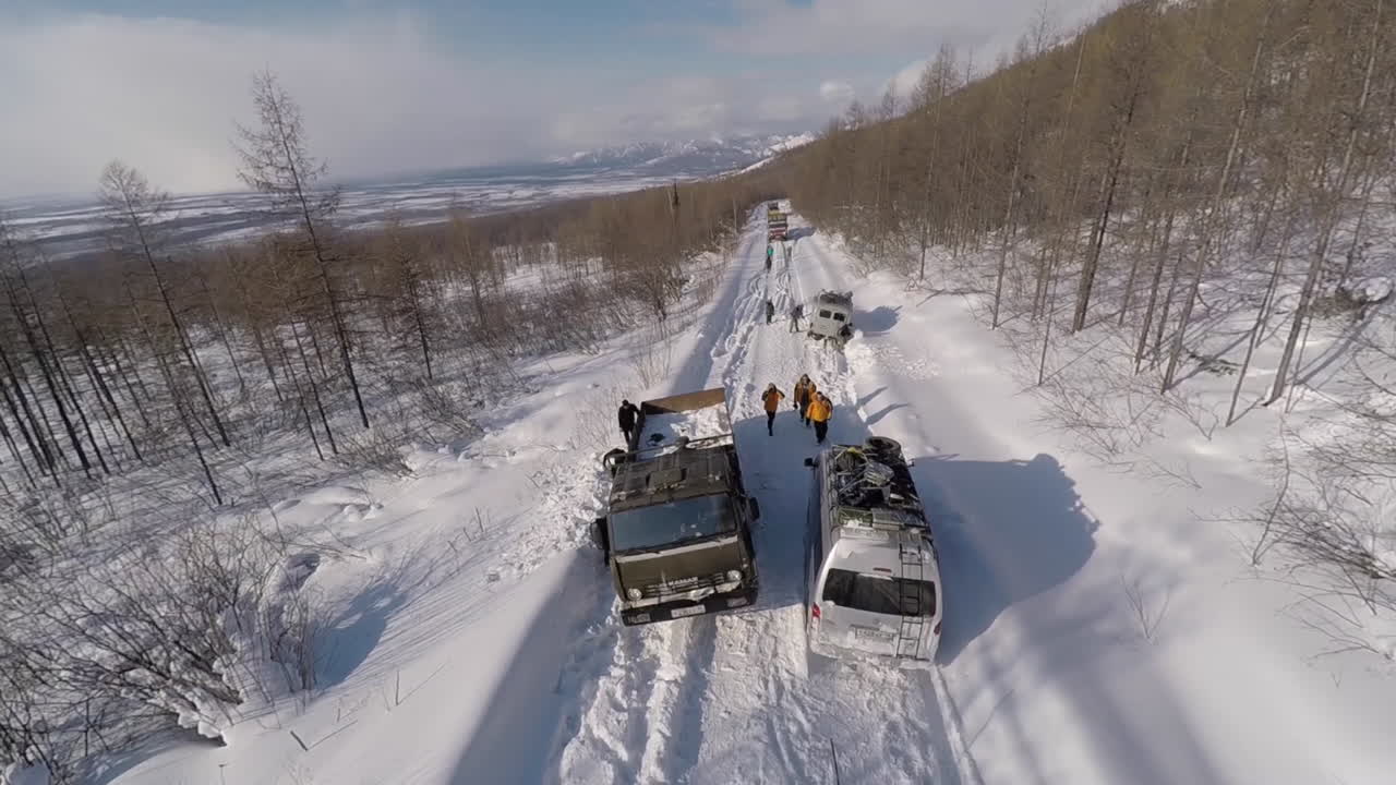 시베리아 광야의 눈 속에 갇힌 자동차와 트럭의 공중