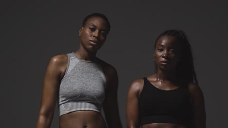 portrait en studio d'une femme portant des gants de boxe s'entraînant avec un entraîneur