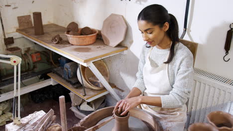 Joven-Afroamericana-Trabajando-En-Torno-De-Alfarería-En-Estudio-De-Cerámica