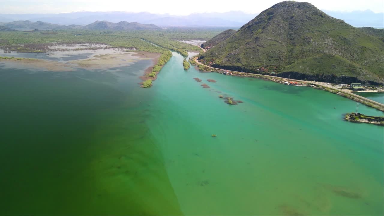 tiro de drone del lago skadar