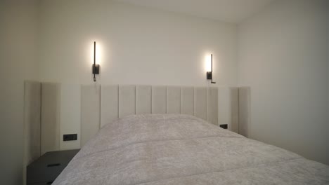 interior de un dormitorio acogedor de diseño moderno con lámpara de piso artesanal