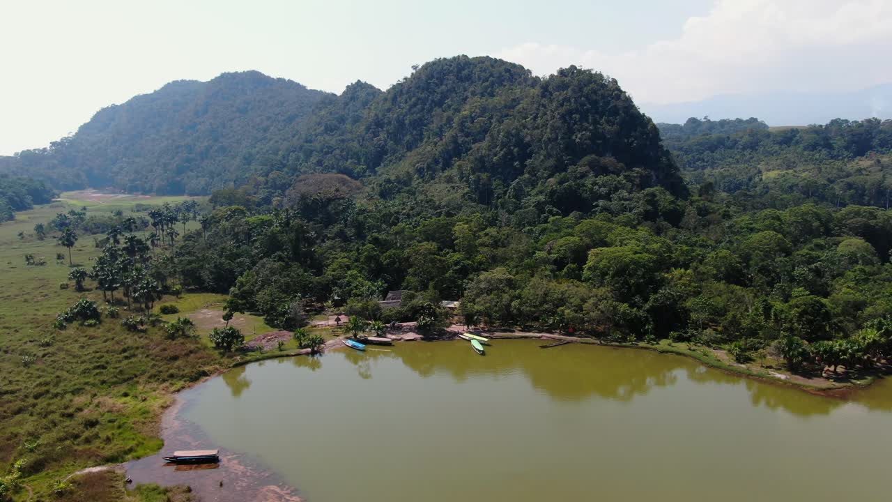 video de drones diurnos de 4k que ofrece una gran vista panorámica de la selva amazónica peruana y el famoso lago llamado laguna de los milagros en tingo maria