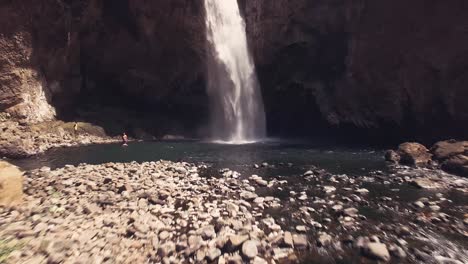 Foto-De-Dron-Acercándose-A-Una-Gran-Cascada