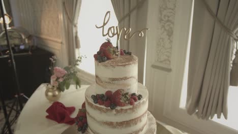 Frischobst-Creme-Zuckerguss-Geschichtet-Feine-Luxus-Hochzeitstorte-Herzstück-Beim-Hochzeitsbankett-Nach-Links-Drücken