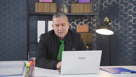 hombre de negocios mostrando su billetera vacía a la cámara.
