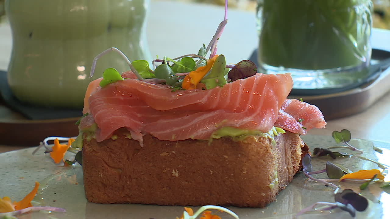 tostada de aguacate con salmón ahumado