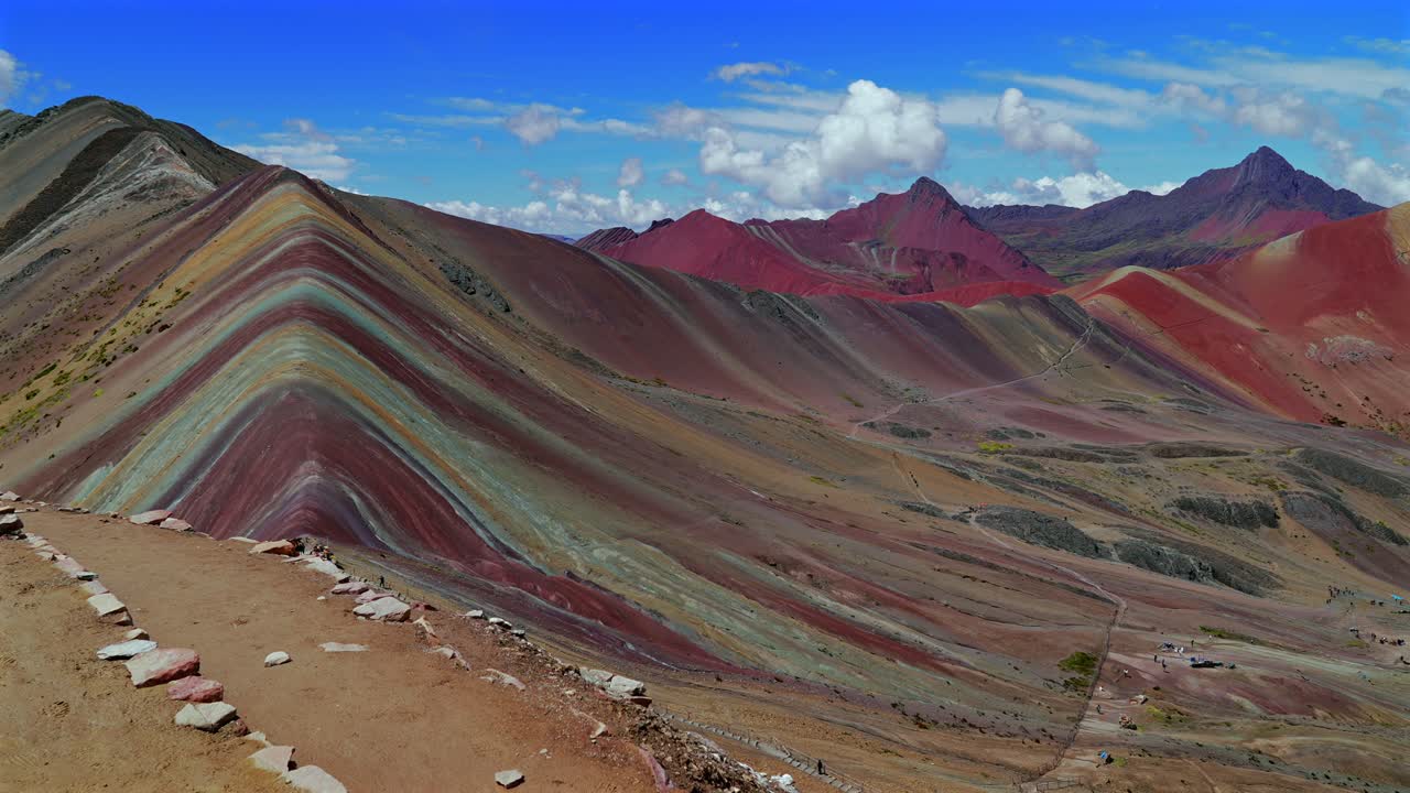 Trilha da Montanha Colorida Vale Vermelho Vinicunca do Peru Andes Peruanos Cordilheira de Vilcanota natureza paisagem mirante colina listrada de sete cores manhã ensolarada céu azul nuvens estáticas