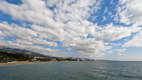 4K-Weitwinkelaufnahme-Des-Wunderschönen-Langen-Strandes-Von-Marbella,-Spanien