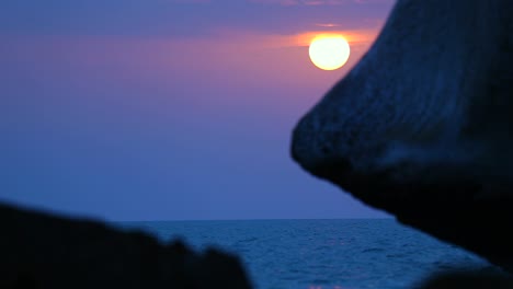 Maravillosa-Puesta-De-Sol-En-La-Playa-Del-Mar,-Paisaje-Costero-Costero-De-Acantilado-De-Piedra-En-La-Mañana,-Crepúsculo-Vespertino,-Cielo-Azul,-Círculo,-Puesta-De-Sol-Sobre-El-Mar,-Vista-Amplia-Del-Océano,-Horizonte-Escénico,-Atracción-Turística-De-Qatar